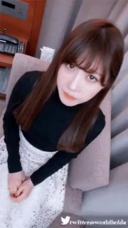 恥ずかしがり屋さんで押しに弱い女の子、ひなたちゃんの中出しえっち動画。カメラマンあり撮影